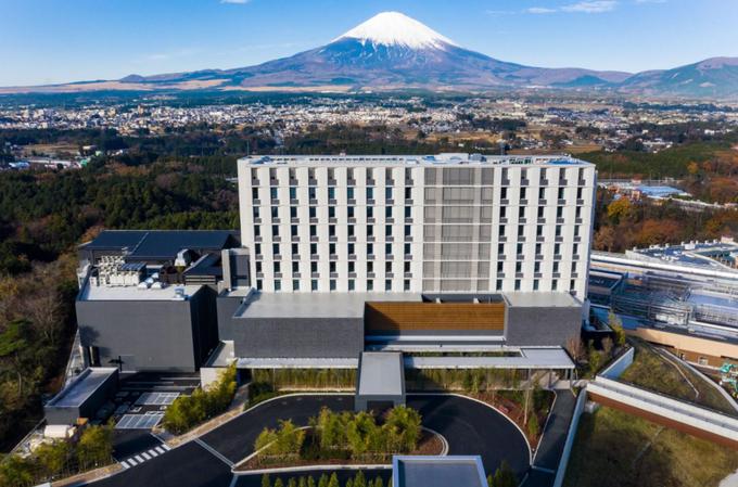 Kolesarji so nastanjeni v hotelu Clad, ki ponuja izjemen razgled na goro Fuji. | Foto: 