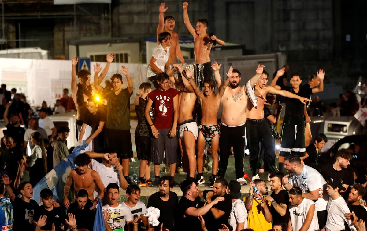 Neapelj, navijači Napolija | Takole je bilo v noči na četrtek v Neaplju. | Foto Reuters