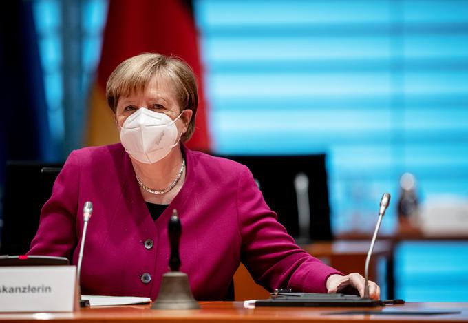 Nemška kanclerka Angela Merkel je danes v Chequersu britanskemu premierju Borisu Johnsonu povedala, da bodo verjetno kmalu delno sprostili omejitve potovanj iz Velike Britanije v Nemčijo, čeprav se na otoku še naprej pospešeno širi različica novega koronavirusa delta.  | Foto: Reuters