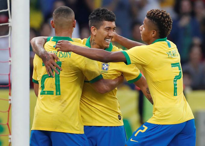 Brazilci, ki so prvi favorit tekmovanja, so brez težav napredovali med najboljših osem. | Foto: Reuters