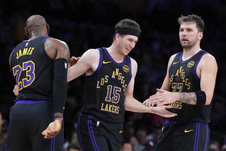 Trojica LeBron James, Austin Reaves in Luka Dončić | Foto: Reuters