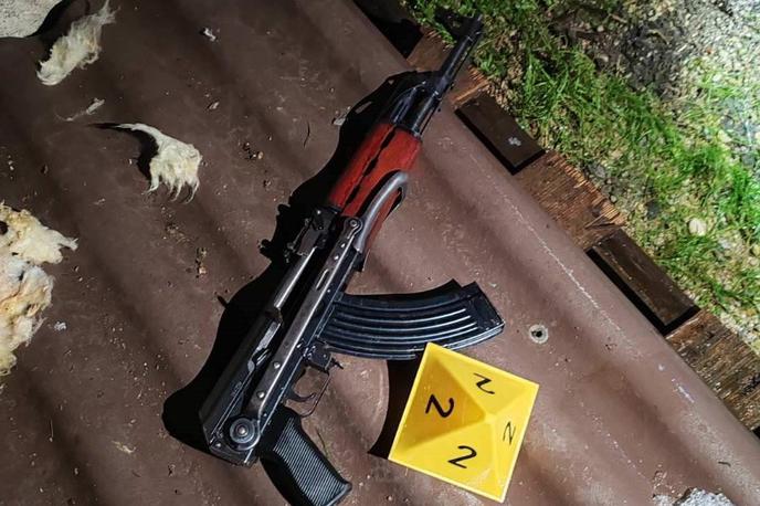 zaseženo orožje | Statistika kaže, da so policisti na območju PU Novo mesto od 24. do 31. decembra zaznali precej manj prijav motečih ravnanj oziroma kršitev, povezanih z uporabo strelnega orožja in prepovedane pirotehnike kot v preteklih letih. | Foto PU Novo mesto