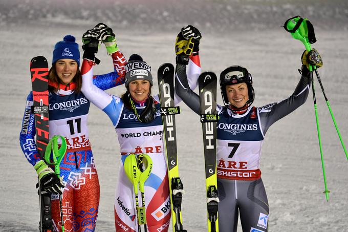 Odličja so si razdelile (z leve): Petra Vlohova (srebro), Wendy Holdener (zlato), Ragnhild Mowinckel (bron).  | Foto: Reuters
