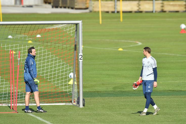 Neuerja s Hrvaško povezuje tudi tesno prijateljstvo z nekdanjim vratarjem Tonijem Tapalovićem. Pred leti sta skupaj igrala za Schalke, danes pa za Bayern, kjer Tapalović opravlja vlogo trenerja vratarjev. | Foto: Getty Images