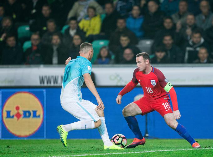 Jasmin Kurtić v dvoboju z Waynom Rooneyjem, ki je v igro vstopil šele v drugem polčasu. | Foto: Vid Ponikvar