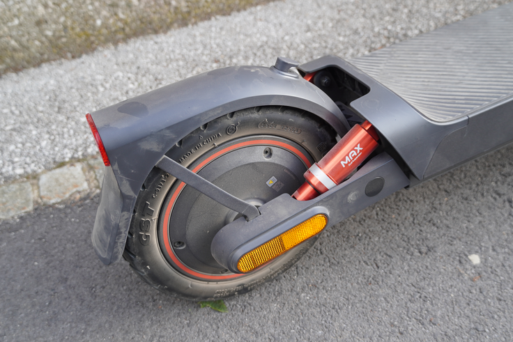 Xiaomi Electric Scooter 5 Max se ponaša z dvojnim vzmetenjem tako spredaj kot zadaj. | Foto: Srdjan Cvjetović