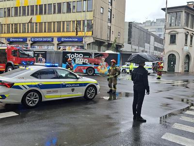 Mestni avtobus do smrti povozil mlado dekle #video