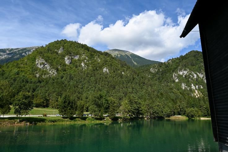 Jezero Završnica, spodnje izhodišče za vzpon na Stol | Foto: Matej Podgoršek