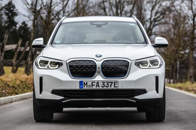 BMW iX3 | BMW je z iX3 ponudil kupcem še dodatno opcijo, ki poleg priključnega hibrida in običajnih motorjev prinaša sedaj praktično vse vrste pogonov. | Foto Gašper Pirman