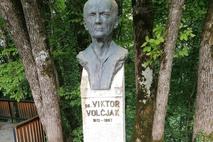 bronasti kip Viktorja Volčjaka