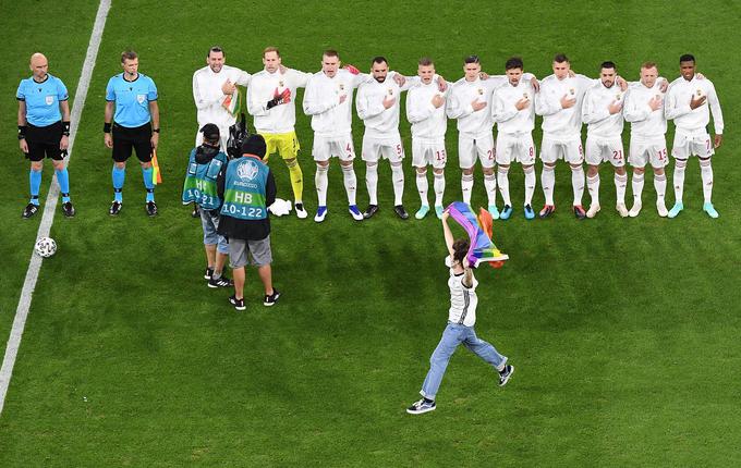 Nemški navijač je med izvajanjem madžarske himne na igrišče pritekel z mavrično zastavo. | Foto: Guliverimage/Vladimir Fedorenko
