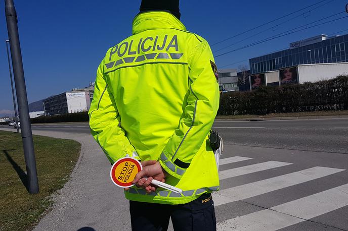 varnostni pas | Na policiji so poudarili, da se pri trku s hitrostjo 30 kilometrov na uro naletna teža poveča za sedem- do osemkrat, pri 50 kilometrih na uro pa za kar 25-krat, kar pomeni, da bi 80 kilogramov težak potnik, ki na zadnjem sedežu ni pripet, pri trku z oviro s 50 kilometri na uro imel več kot dve toni naletne teže. | Foto Gregor Pavšič