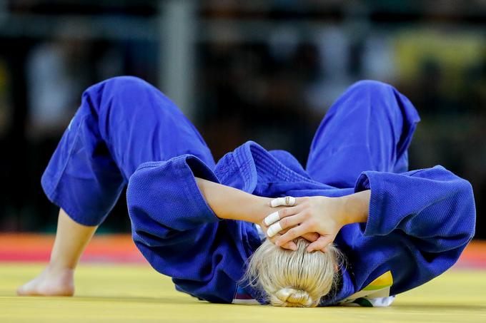 5. julija 2016, samo pet tednov pred olimpijskimi igrami, se ji je podrl na svet. Na mednarodnih pripravah v Španiji si je hudo poškodovala koleno. | Foto: Stanko Gruden, STA
