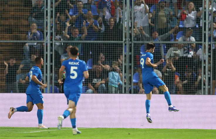 Slovenija si je priigrala veliko zrelih priložnosti, edini, ki je zatresel hrvaško mrežo, pa je bil Andraž Šporar. | Foto: Reuters
