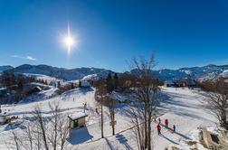 Vsaj nekaj dobrega iz sinočnjega neurja: sneg pobelil Krvavec in Vogel (foto)