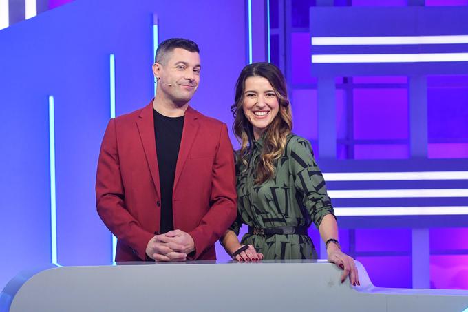 Voditelj Klemen Bučan in pevka Alenka Husič. | Foto: Planet TV