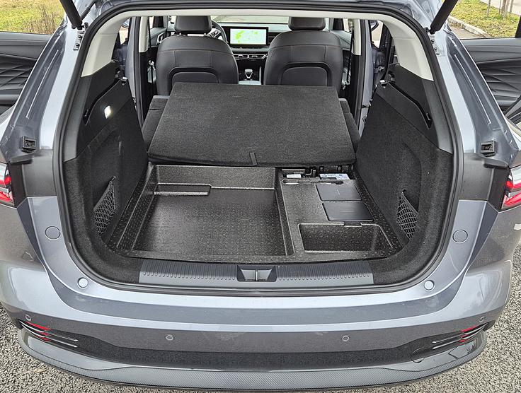 Pod trdo ploščo prtljažnika je veliko prostora za skrivanje predmetov, tu so še utori z opremo za popravilo pnevmatike.
 | Foto: Aleš Črnivec