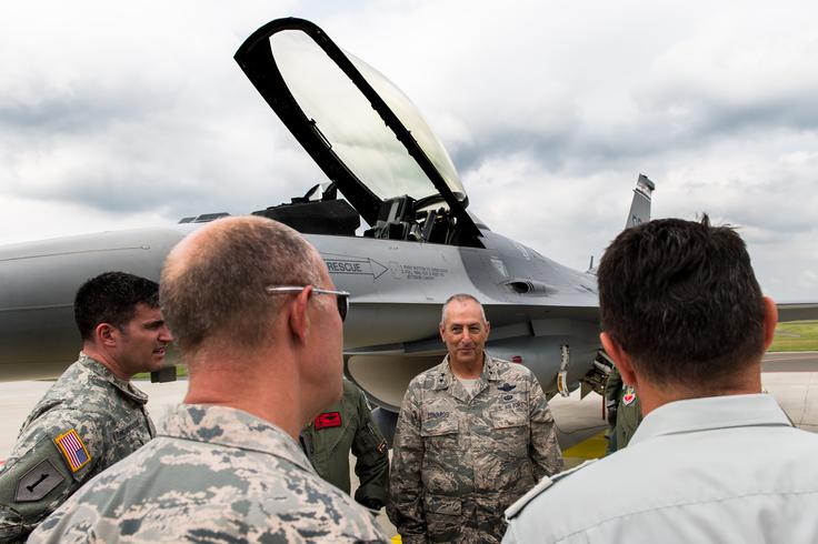 Generalmajor H. Michael Edwards je z velikim zanimanjem spremljal dogajanje v bazi slovenskega vojaškega letalstva in se zahvalil Slovenji za ves trud in uspešno posodobitev letališča. V Sloveniji in v Cerkljah ni bil prvič, saj je bil leta 1997 prvi pilot, ki je na naših tleh pristal prav v kopitu letala F-16. | Foto: Klemen Korenjak
