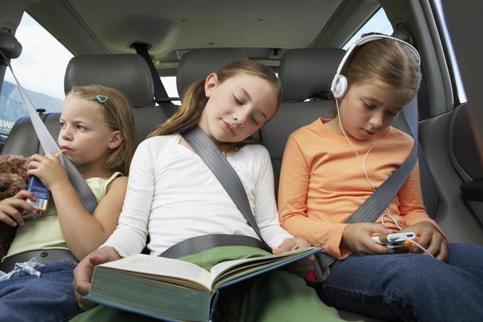 Glede nameščanja otrok v avtomobil ne bomo ponavljali znanih dejstev o varnih sedežih in priključkih isofix. Ne improvizirajte z spreminjanjem sedeža v posteljo. Tudi na nočnih poteh ne. Je prenevarno. Opozoriti vas želimo na predmete, ki jih ima otrok med vožnjo v rokah. Trde plastične ali kovinske igrače lahko otroka ranijo že med malo močnejšim zaviranjem ali izogibanjem. Opozarjamo tudi na hrustljave palčke, ki že med manjšimi tresljaji lahko zbodejo otroka (seveda, če ste med tistimi, ki dovolite prehranjevanje v avtomobilu). In ko bo otrok potožil, da mu je hrana ali igrača padla iz rok, je nikar ne skušajmo pobrati kar med vožnjo. | Foto: Thinkstock