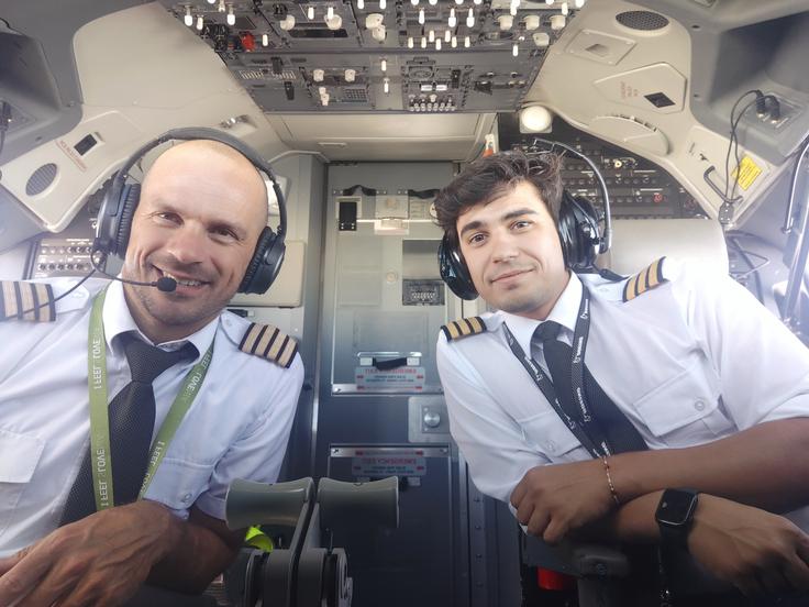 Od leta 2011 je komercialni pilot, 13 let je letel za Ryanair. Na sliki s kopilotom Aleixom. | Foto: Osebni arhiv