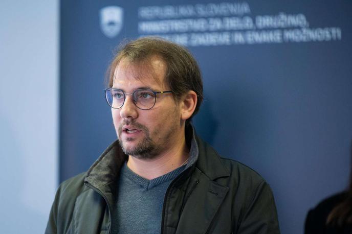 Dan Juvan | Dan Juvan, sicer državni sekretar na ministrstvu za delo, se je obregnil ob večino predlaganih ukrepov strank NSi, SLS in Fokus ter Demokrati in Resni.ca. | Foto STA