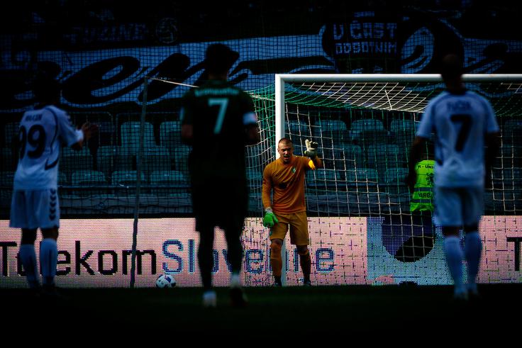 Pri Olimpiji preživlja temne čase. Do zdaj je v dveh letih branil le na 23 tekmah. | Foto: Grega Valančič/Sportida