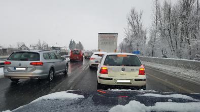 Zaradi zimskih razmer številne težave na cestah