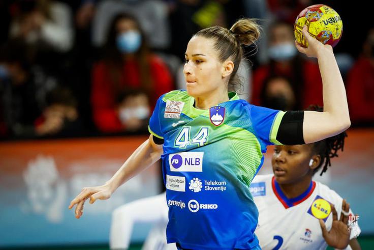 Dominika Mrmolja je dosegla en gol, najboljša strelka v slovenski vrsti pa je bila Alja Varagić s šestimi zadetki. | Foto: IHF.com