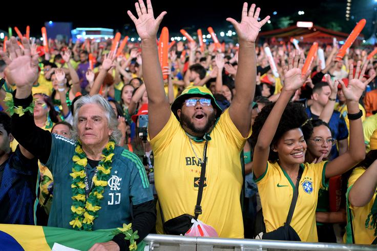 Brazilski navijači, ki spremljajo dvoboj v Riu de Janeiru, so lahko tokrat bistveno boljše volje kot na srečanju proti Maroku. | Foto: Reuters