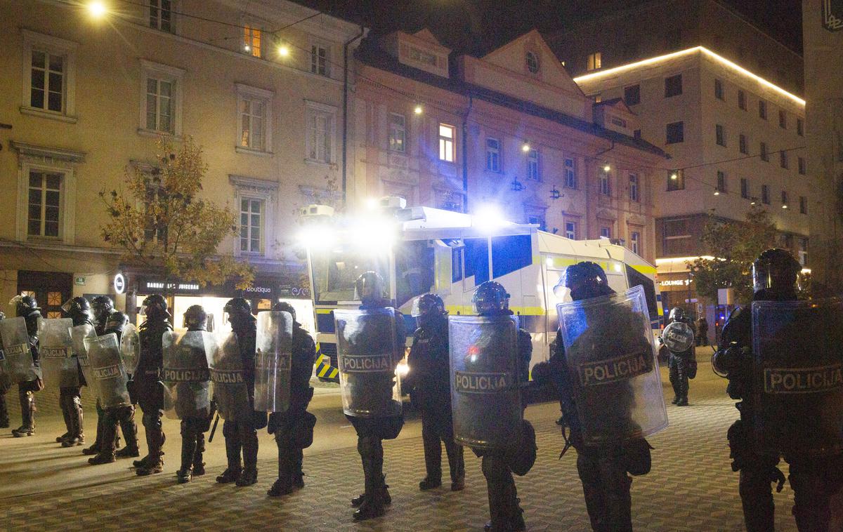 Nasilni protesti v Ljubljani, 5. november 2020. Ivan Gale vodni top | Na policiji pojasnjujejo, da bodo v luči napovedanega protestnega shoda v prestolnici danes okrepili število policistov. | Foto Bojan Puhek