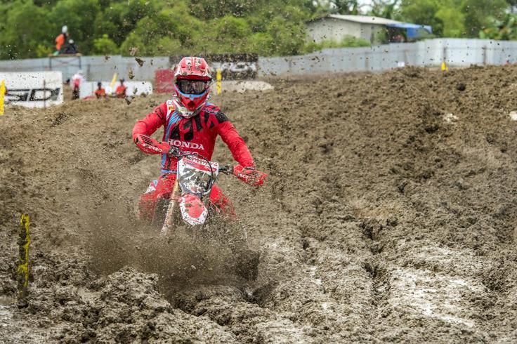 Tim Gajser se ni uspel izogniti pastem globokih kanalov na progi. Foto: hondaproracing.com. | Foto: 