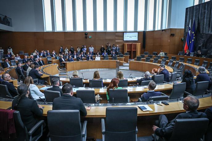 ustanovna seja, državni zbor, poslanci | V zakonskem predlogu poslanci strank NSi, SLS in Fokus ter Demokrati in Resnica predlagajo več ukrepov za grozečo energetsko krizo, med njimi nižji davek na dodano vrednost za osnovna živila in del energentov. | Foto Ana Kovač