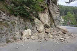 Nevarno: skalni podor zaprl cesto v Ajdovščini