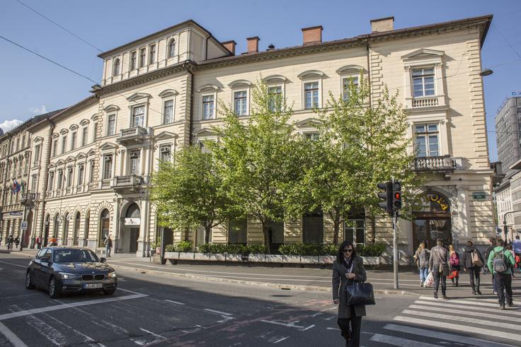 Prej so pred kavarno stale tri platane ... | Foto: Matej Leskovšek