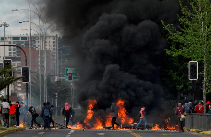 Proteste v Čilu je pred več dnevi sprožilo povišanje cen za podzemno železnico v prestolnici Santiago de Chile. | Foto: Reuters