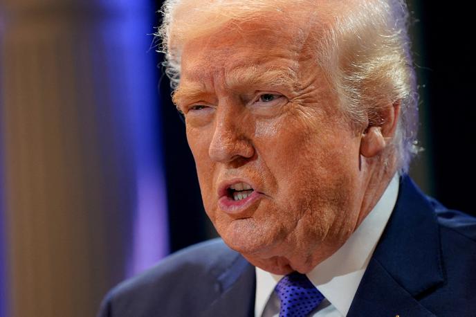 Donald Trump | Iz novih 10-odstotnih dajatev je izvzeto določeno uvoženo blago, vključno z nekaterimi uvoženimi živili, kritičnimi minerali, elektroniko in avtomobili. Blago iz Kanade in Mehike, ki je zajeto v trgovinskem sporazumu iz leta 2018, prav tako ni obdavčeno. | Foto Reuters