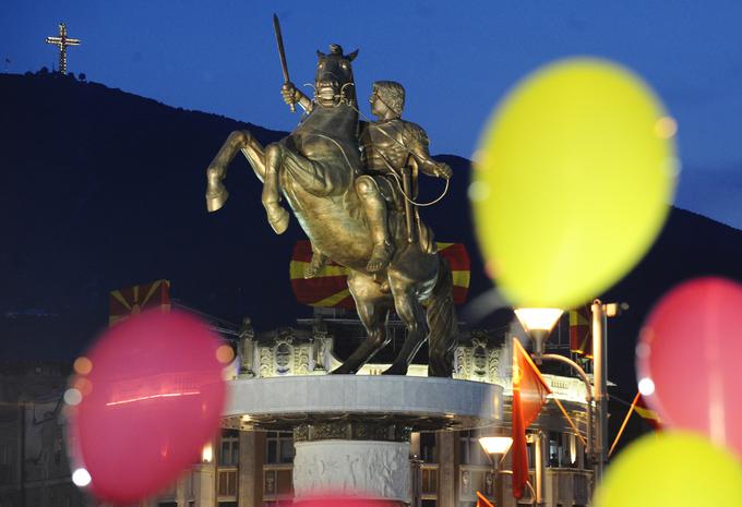 Makedonci so v Skopju leta 2011 postavili kip Aleksandra Velikega in takrat zaostril odnose z Grčijo. | Foto: Reuters