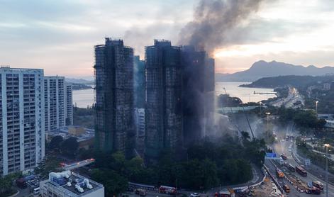 Požar v Hongkongu še divja, število smrtnih žrtev in pogrešanih narašča #video