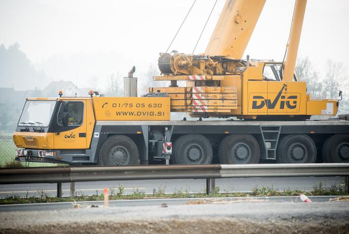 Avtocestni zvočni zid: vrhniško avtodvigalo dvigne do 130 ton tovora
