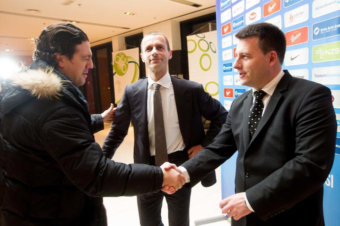 Leta 2012 naj bi na derbiju v Stožicah žalil takratnega predsednika NZS Aleksandra Čeferina (v sredini) in generalnega sekretarja Aleša Zavrla (desno). | Foto: Vid Ponikvar