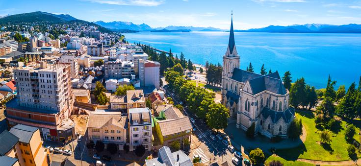 Bariloche je znan kot košček Švice v Argentini tako zaradi arhitekture kot zaradi gora, smučišč in jezer, ki ga obdajajo. | Foto: Shutterstock