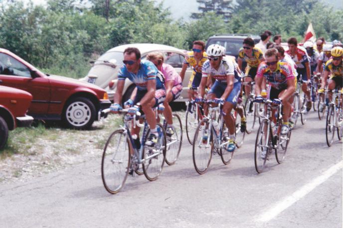 Valter Bonča Giro 1994 Col | Dirka po Italiji je 2. junija 1994 prvič obiskala samostojno Slovenijo. Edini slovenski kolesar na tisti izvedbi Gira je bil Valter Bonča (na fotografiji med vzponom na Col). | Foto osebni arhiv Valterja Bonče