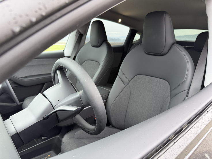 Sedeži so le delno prekriti z imitacijo usnja. | Foto: Gregor Pavšič