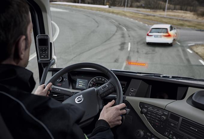 Novi Volvov aktivni sistem za preprečevanje naleta deluje tudi na ovinkastih cestah ter ločuje med zaščitnimi ograjami in pravimi ovirami, kot so vozila, prepozna tudi motorna kolesa. Opozarjajo pa, da je za poln varnostni izkoristek takega sistema bistveno, da na tovornem vozilu in priklopniku aktivirate vse funkcije, na primer zavore ABS.  | Foto: Volvo