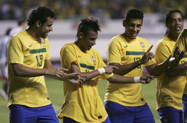 Neymar je svojčas slačilnico brazilske reprezentance delil tudi z velikim Ronaldinhem. | Foto: Reuters