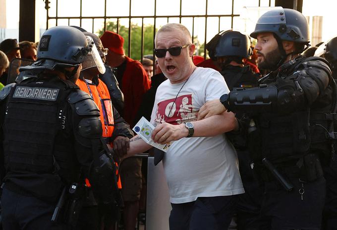 Pri Uefi pravijo, da so za kaos pred vstopom na pariški stadion, kjer je potekal finale lige prvakov, krive ponarejene vstopnice, s katerimi je več tisoč navijačev želelo priti na ogled finalne tekme lige prvakov.  | Foto: Reuters