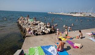 Zdravniško pomoč zaradi vročine iščejo predvsem starejši