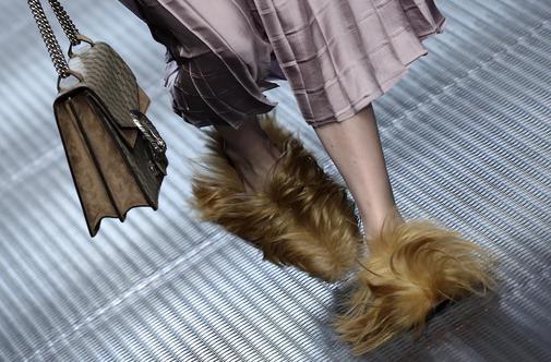 Gucci na milanski teden mode poslal dlakave copate