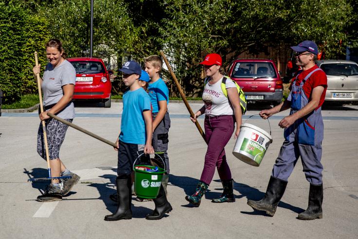 Poplave Na pomoč prizadetim v poplavah so priskočili tudi prostovoljci. Še enkrat znova se je dokazalo, da Slovenci znamo stopiti skupaj. | Foto: Ana Kovač