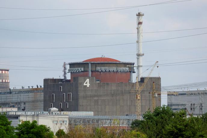 Zaporožje, nuklearka | Po navedbah ukrajinske strani sta bila ponoči prekinjena dva električna daljnovoda, ki povezujeta električno omrežje z jedrsko elektrarno, zaradi česar je bila nuklearka "na robu jedrske in radioaktivne nesreče", preden jim je uspelo obnoviti napajanje elektrarne. | Foto Reuters